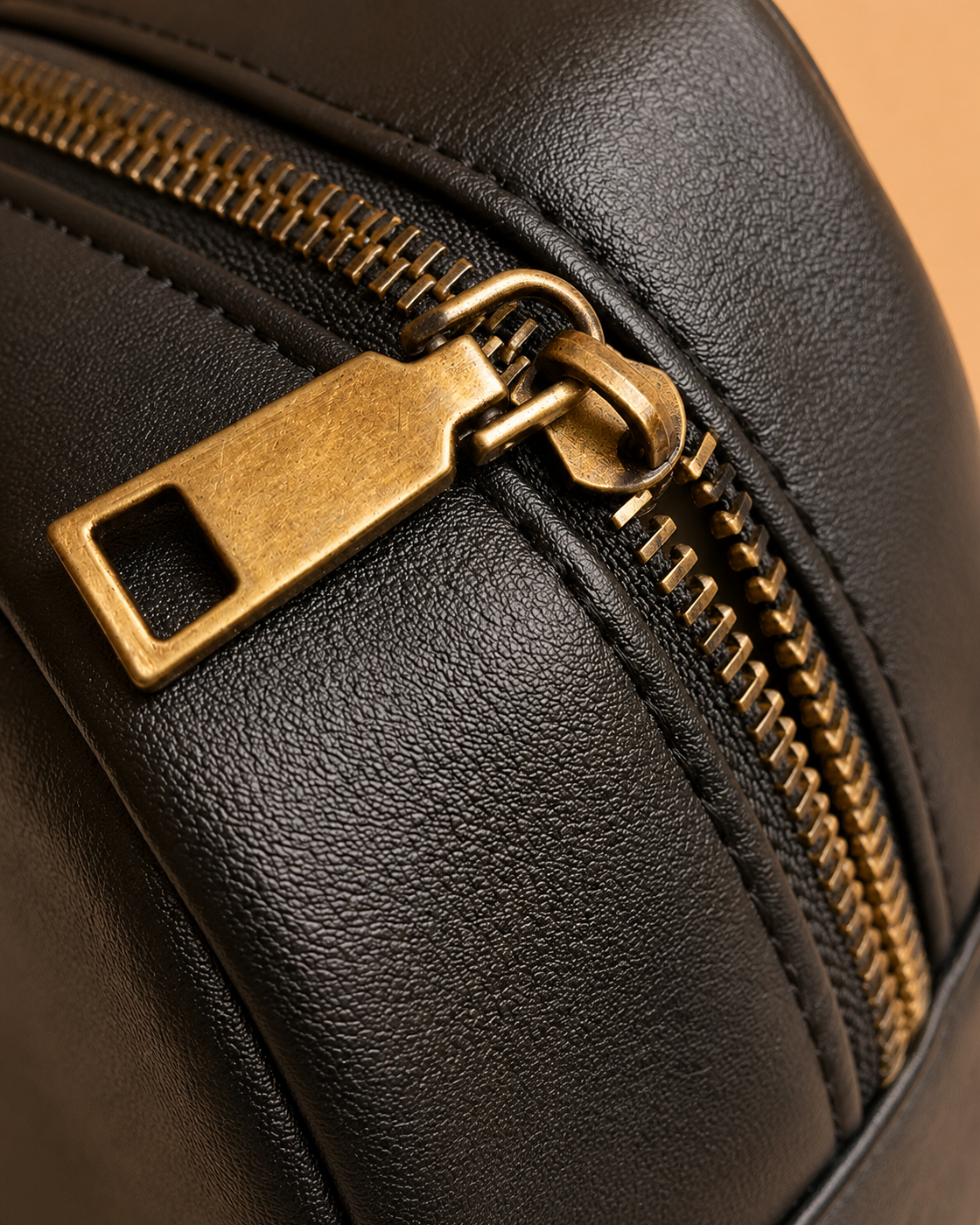 Bolsa de Mão Compacta Preta