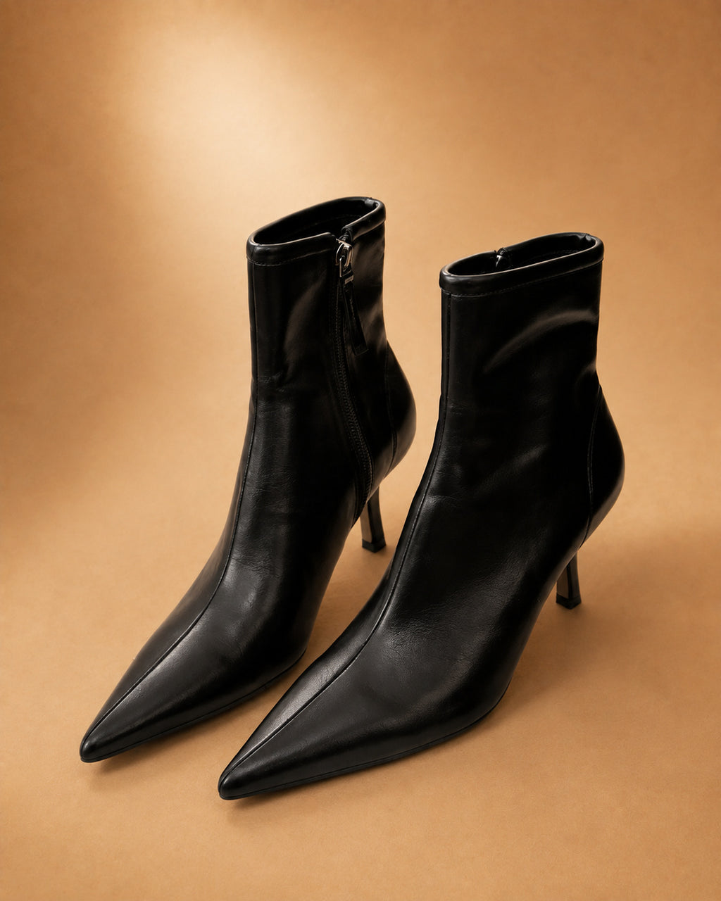 Botins Femininos de Bico Fino com Salto Kitten