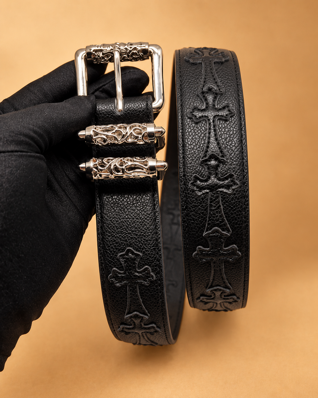 Cinto com Cruzes Bordadas e Ferragens Ornamentadas